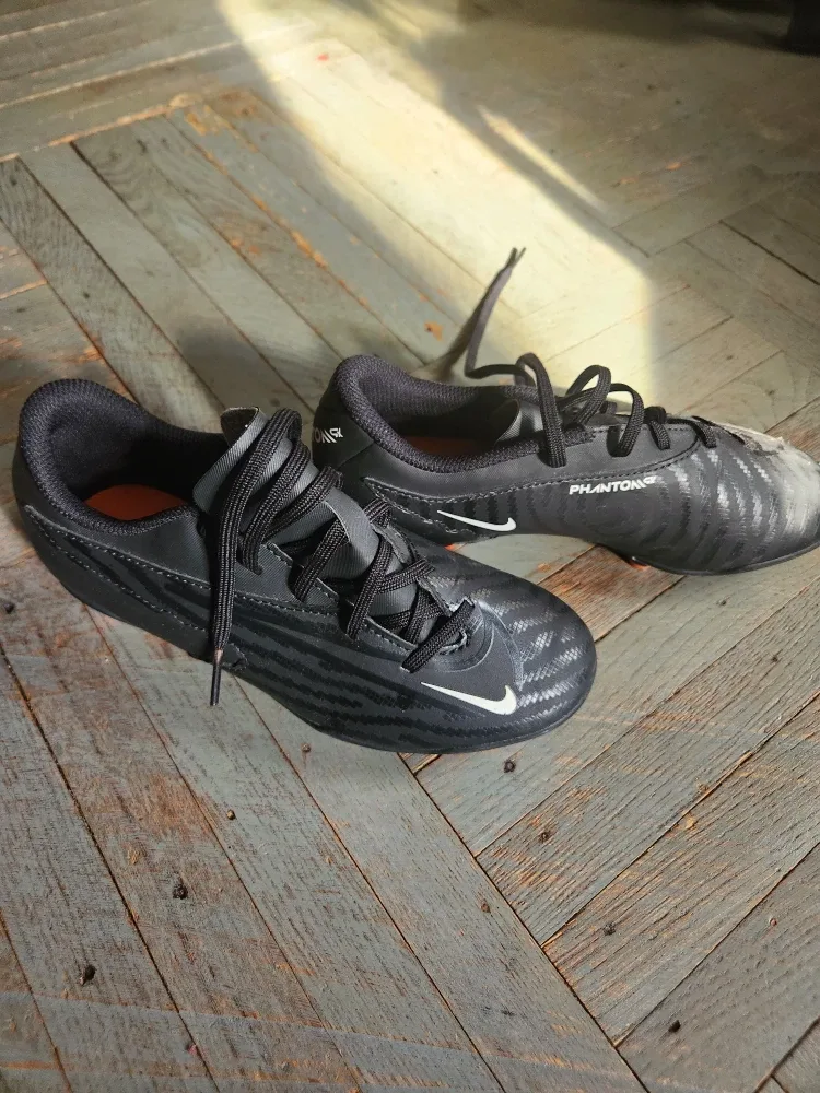Nike Phantom Soccer Cleats - Size 1.5 image indicator(2)