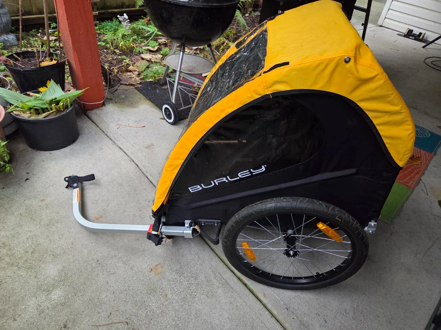 Burley Bee Bike Trailer - Yellow/Black image indicator(3)