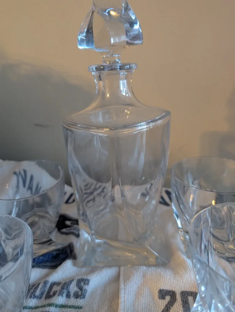 Crystalline Glass Decanter with 4 Glasses Set image indicator(2)