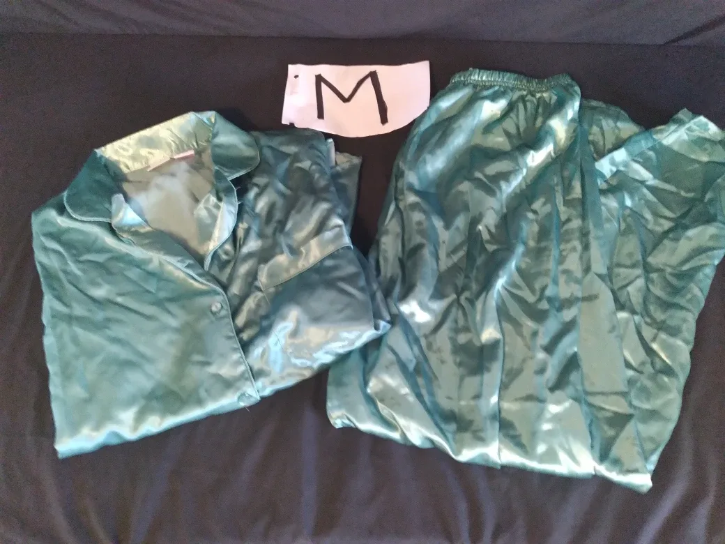 Medium women's clothing image indicator(3)