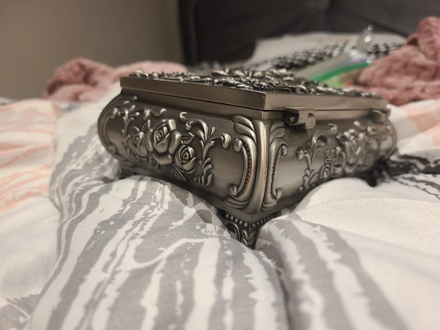 Vintage Style Silver Jewelry Box image indicator(3)