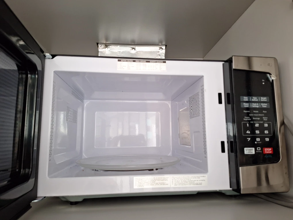 Toshiba Microwave Oven - photo 2