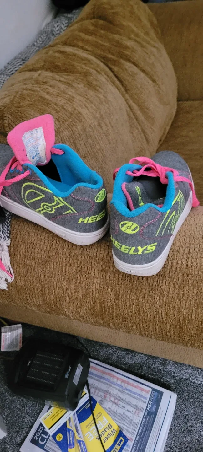 Heelys Skates, Youth Size 4 image indicator(4)