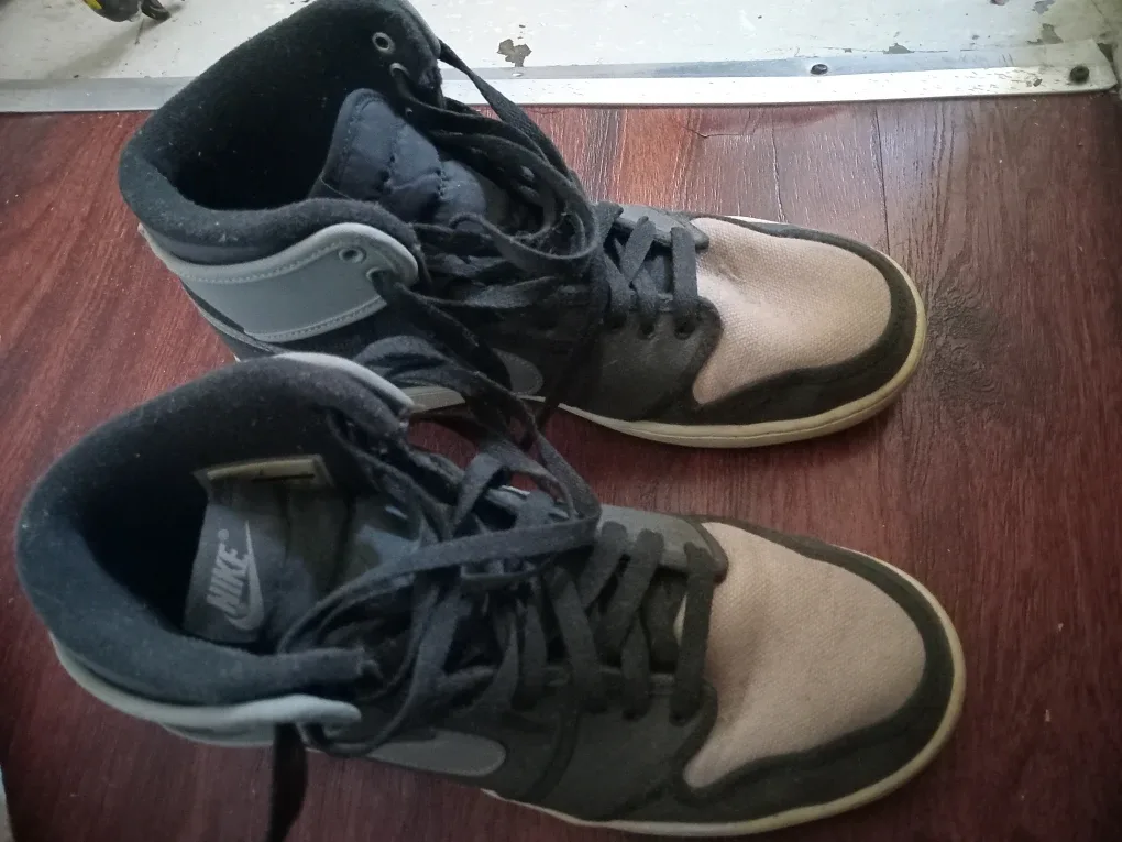 Nike Air Jordan 1 High Top Sneakers - Size US 9