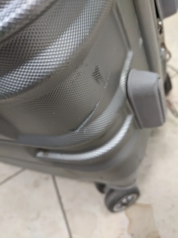 California Pak Carry-on Suitcase image indicator(8)