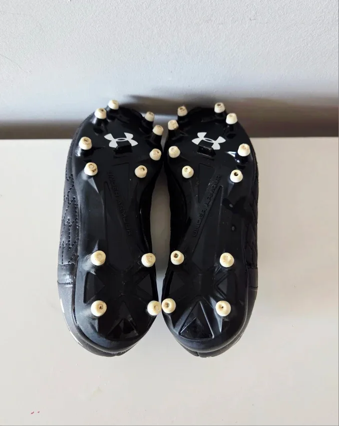 Like New Under Armour Soccer Cleats size 2 Kids image indicator(2)