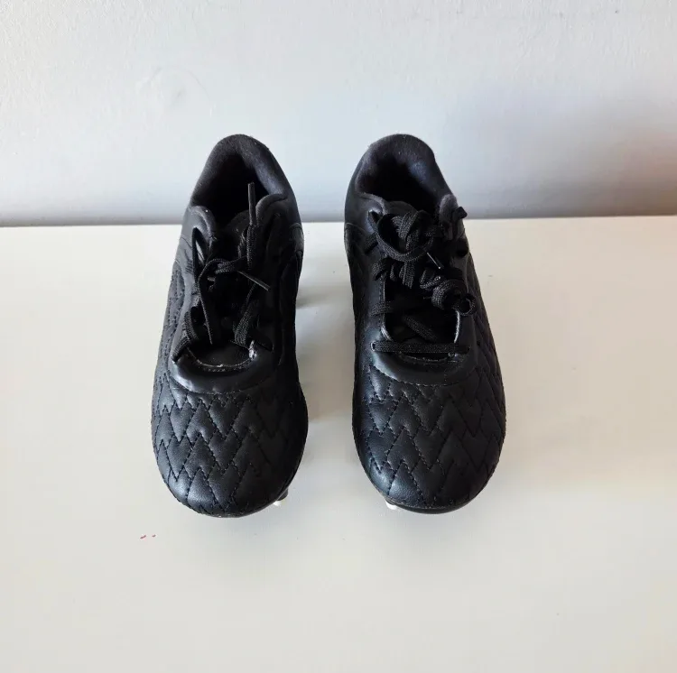 Like New Under Armour Soccer Cleats size 2 Kids image indicator(3)