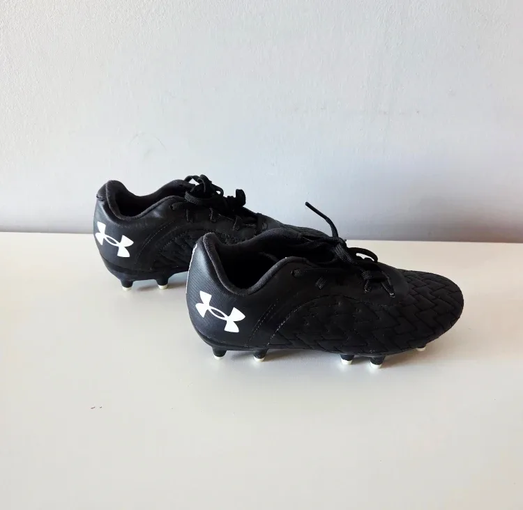 Like New Under Armour Soccer Cleats size 2 Kids image indicator(4)