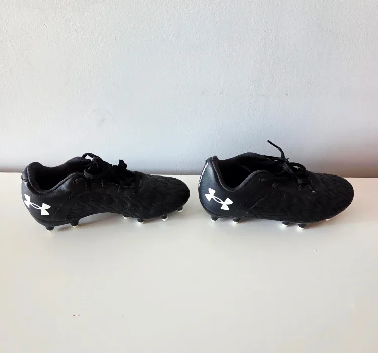 Like New Under Armour Soccer Cleats size 2 Kids image indicator(5)
