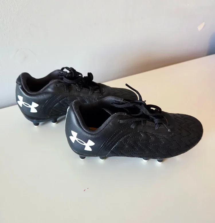 Like New Under Armour Soccer Cleats size 2 Kids image indicator(6)