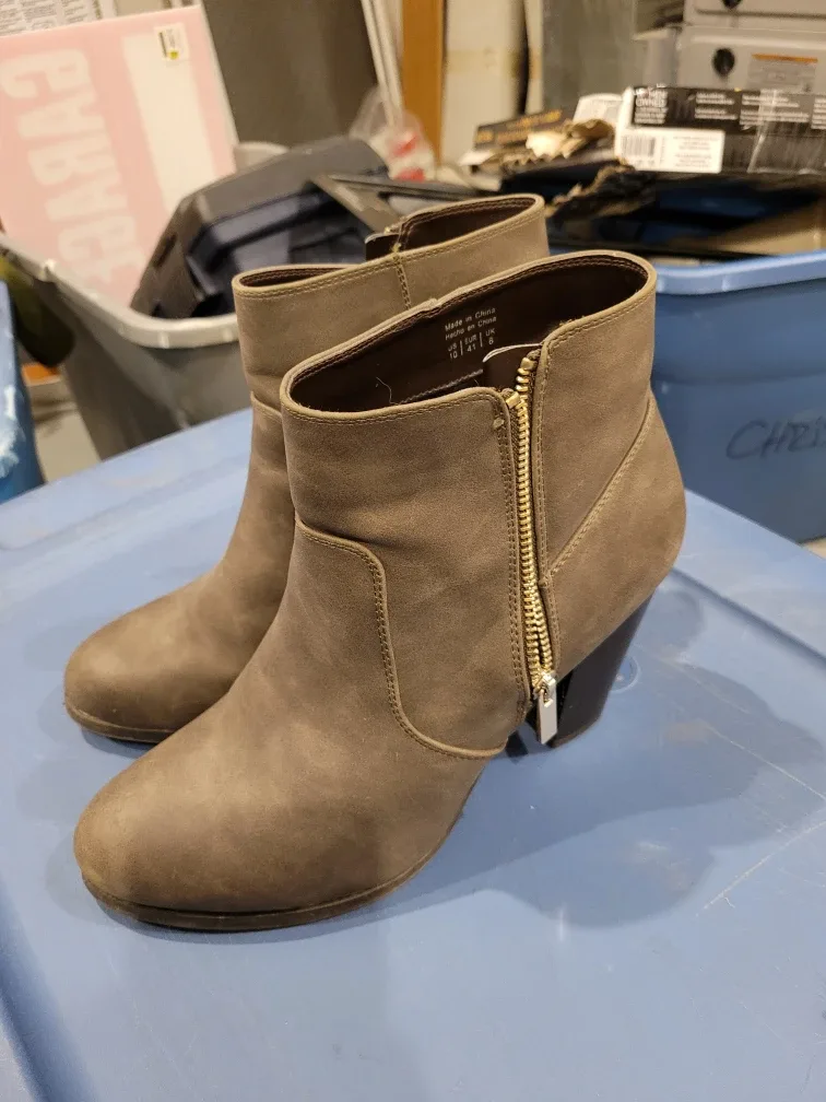 Assorted Women's Shoes & Boots - Size 10 image indicator(3)