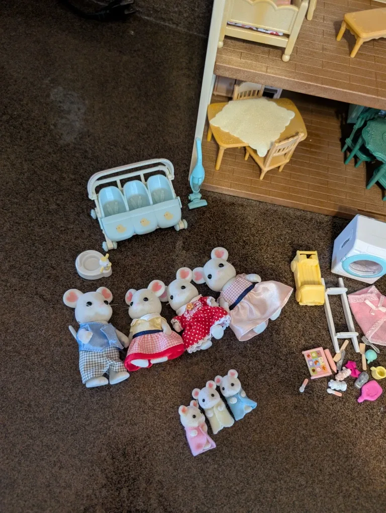 Calico Critters Dollhouse & Accessories image indicator(2)