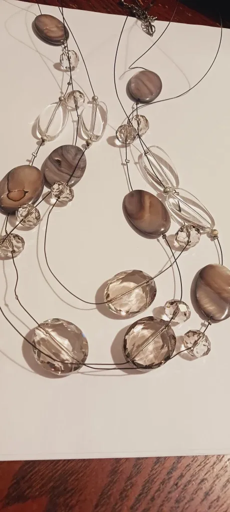 Beautiful Crystal Glass & Mother of Pearl Beaded Necklace image indicator(3)