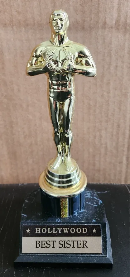 Hollywood Best Sister Trophy image indicator(2)