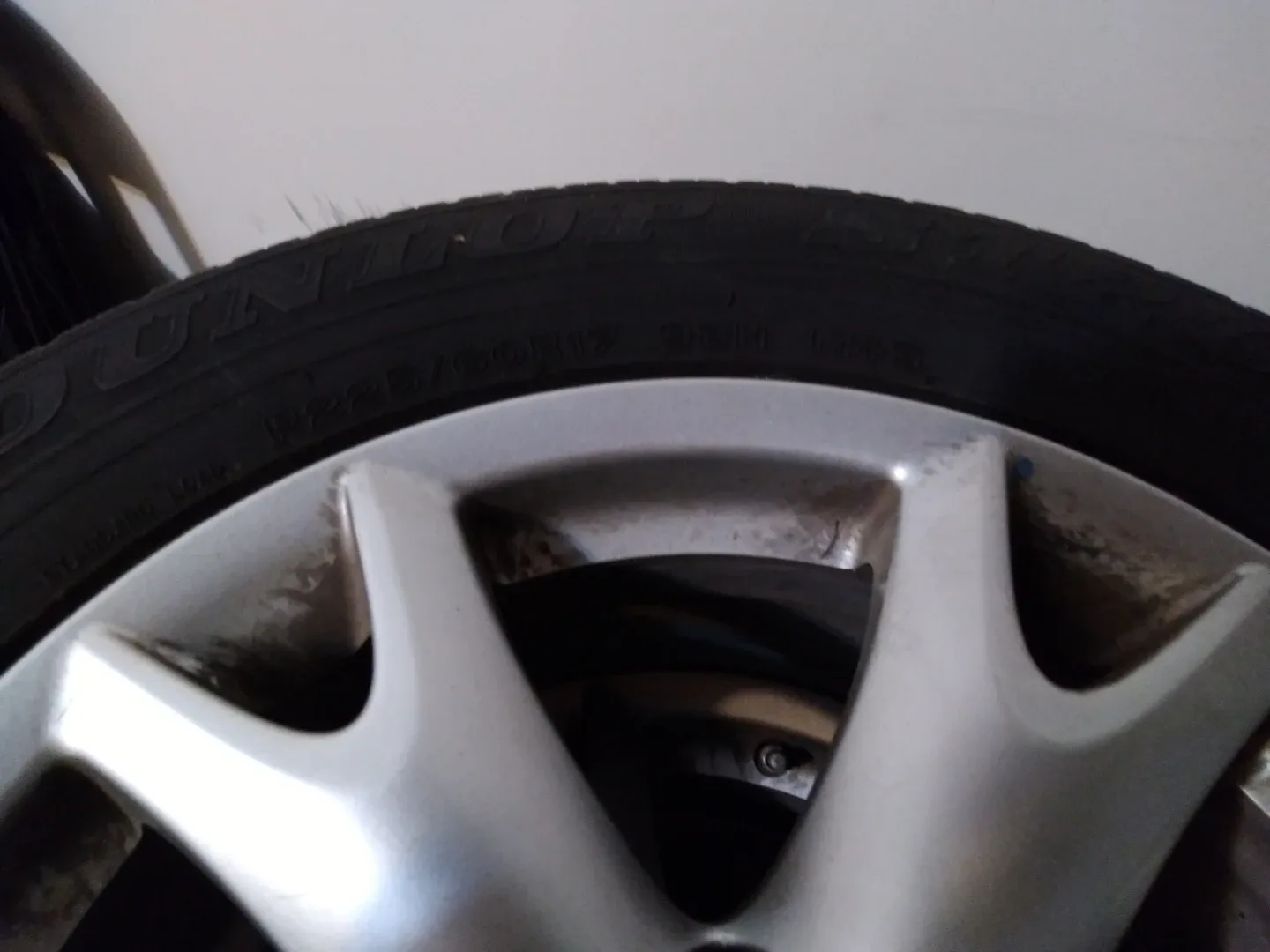 4 Dunlop Tires + 4 wheels - 225/50R17 image indicator(5)