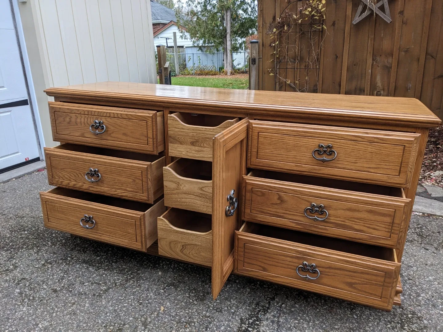 Kroehler 9 Drawer Triple Dresser in Solid Oak image indicator(10)