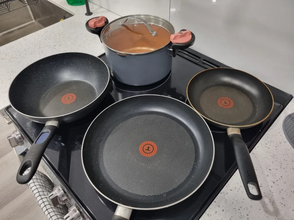 Kitchenware Set for Sale (4 Pieces) image indicator(2)