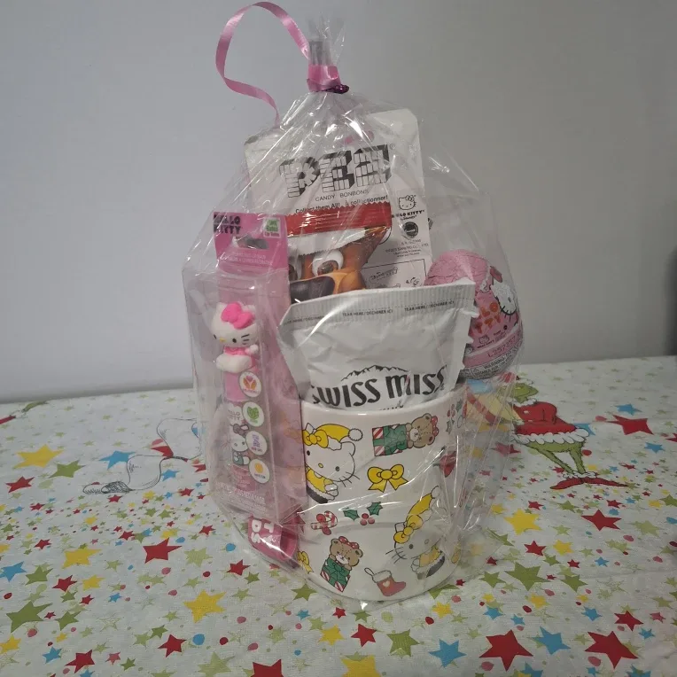 Hello Kitty Holiday Gift Mug with Candy image indicator(2)