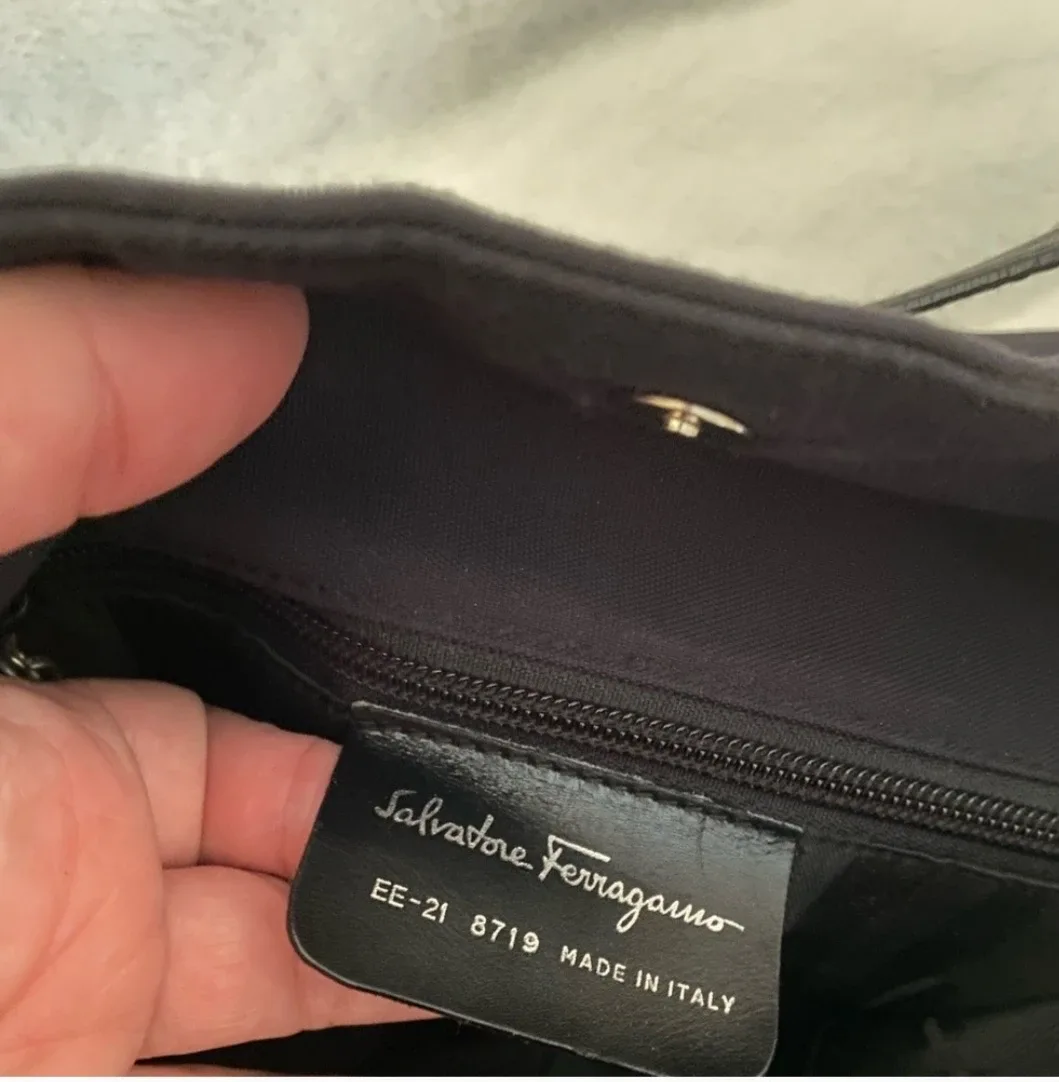 Salvatore Ferragamo Black Shoulder Bag image indicator(4)