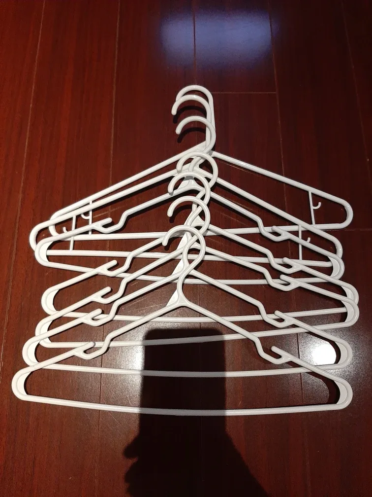 White Plastic Clothes Hangers with Slit - Set of 7