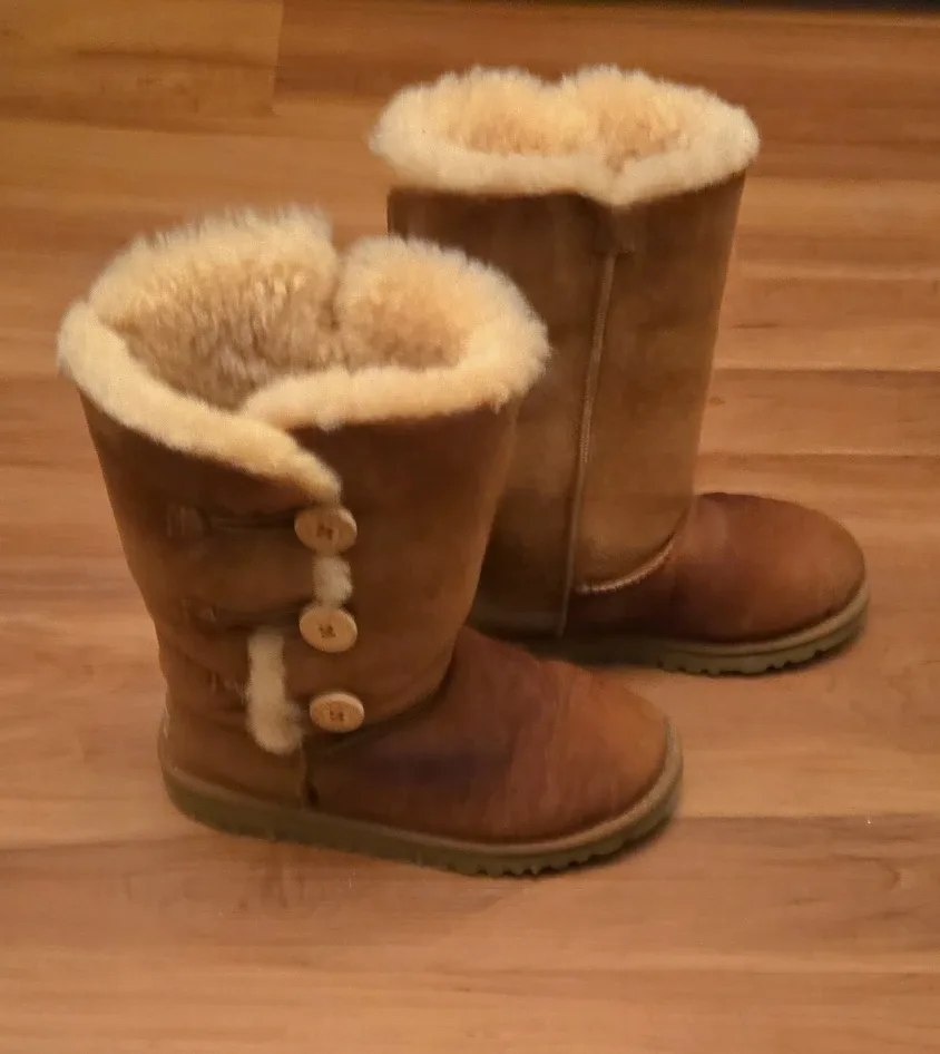 UGG Australia Boots, Size 4 image indicator(2)