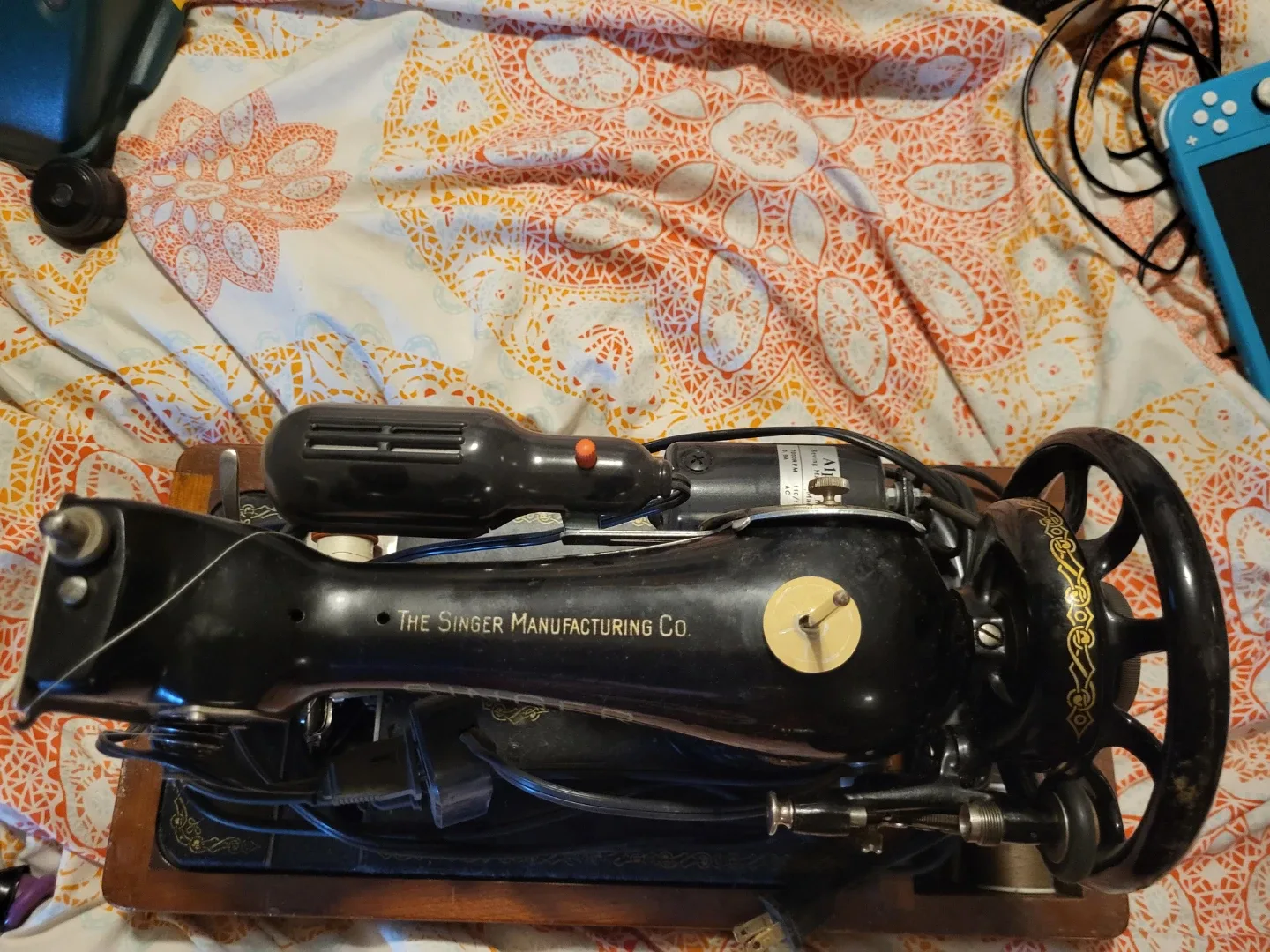 Vintage Singer Sewing Machine with Case image indicator(4)