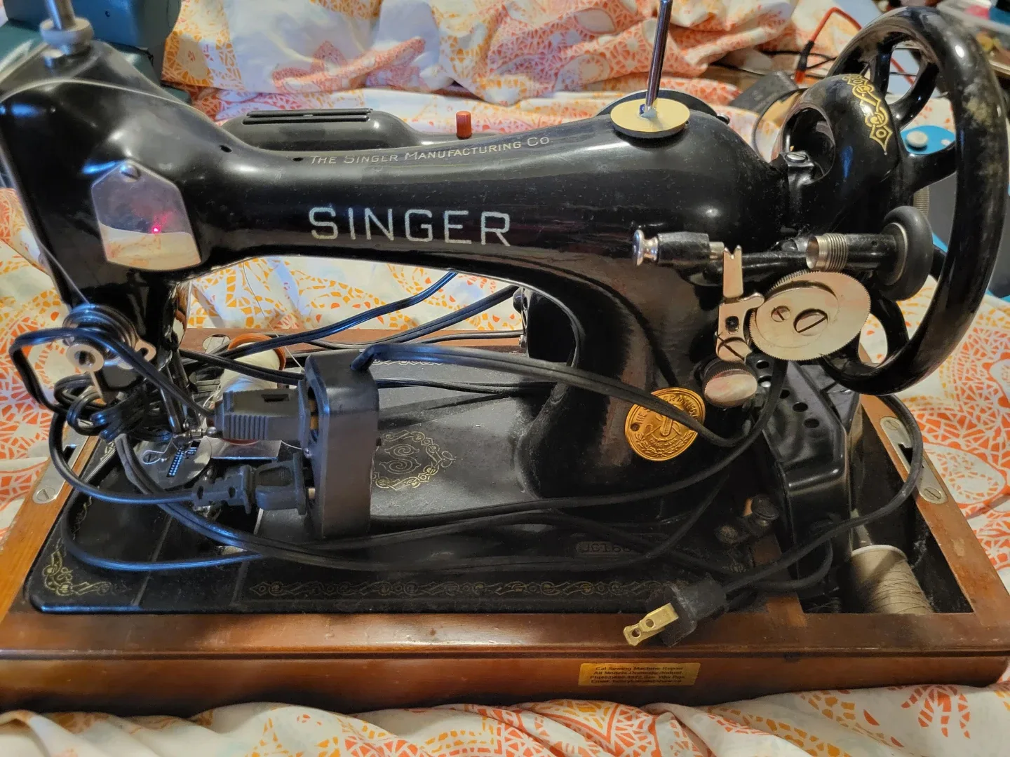 Vintage Singer Sewing Machine with Case image indicator(5)