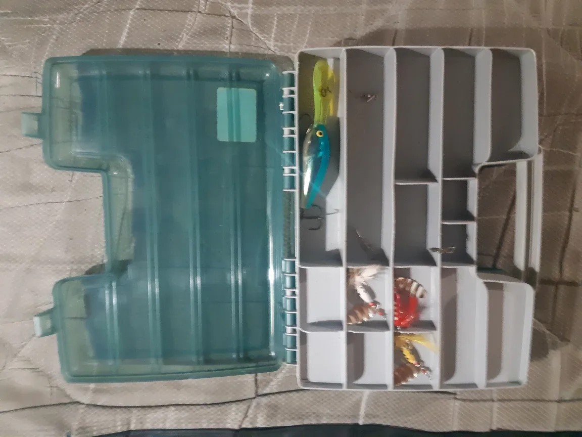 Combo Fishing Tackle Box. Plus name brand lures ! image indicator(3)