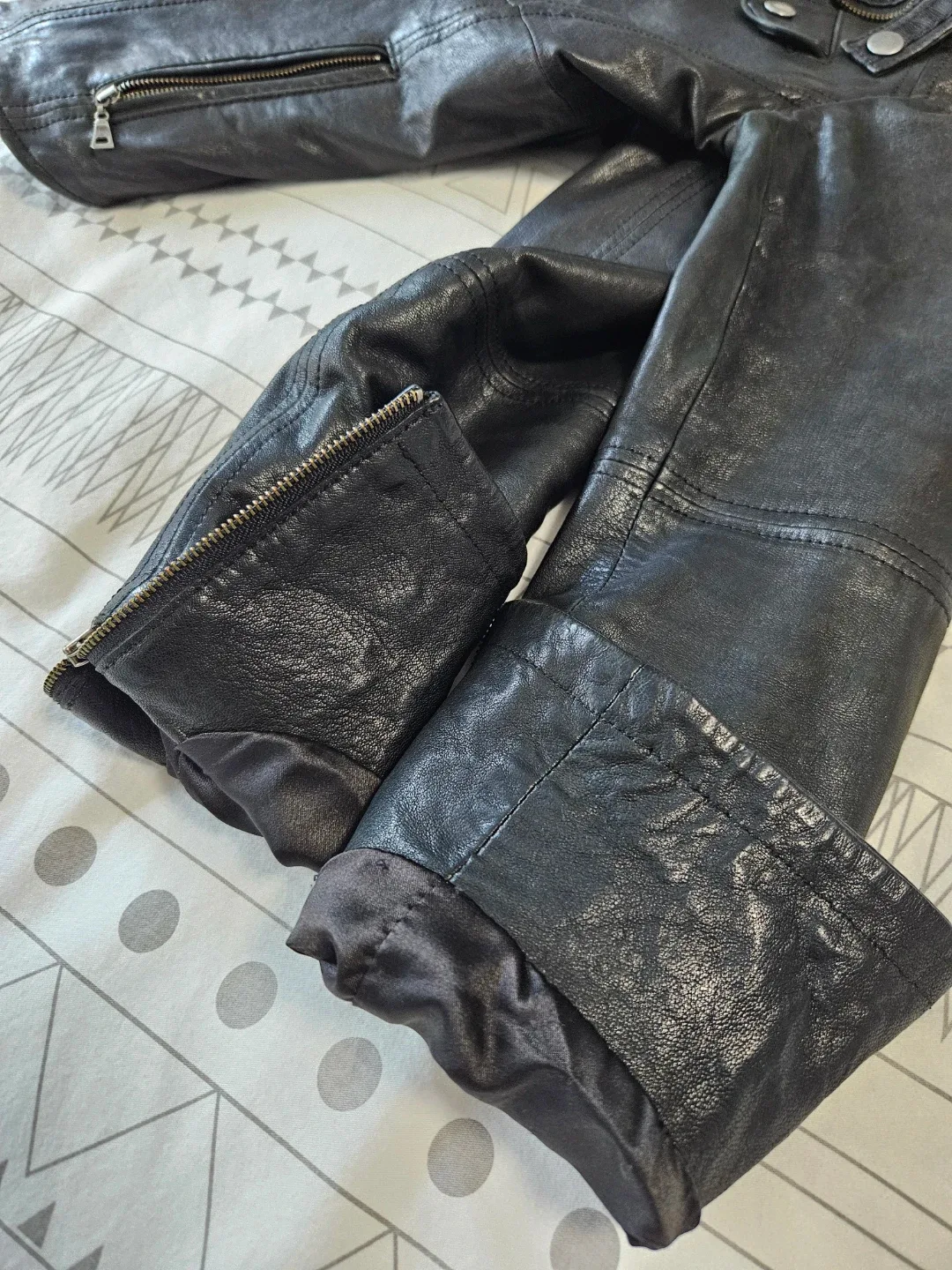 Danier Genuine Italian Leather Jacket - Size 4 image indicator(5)