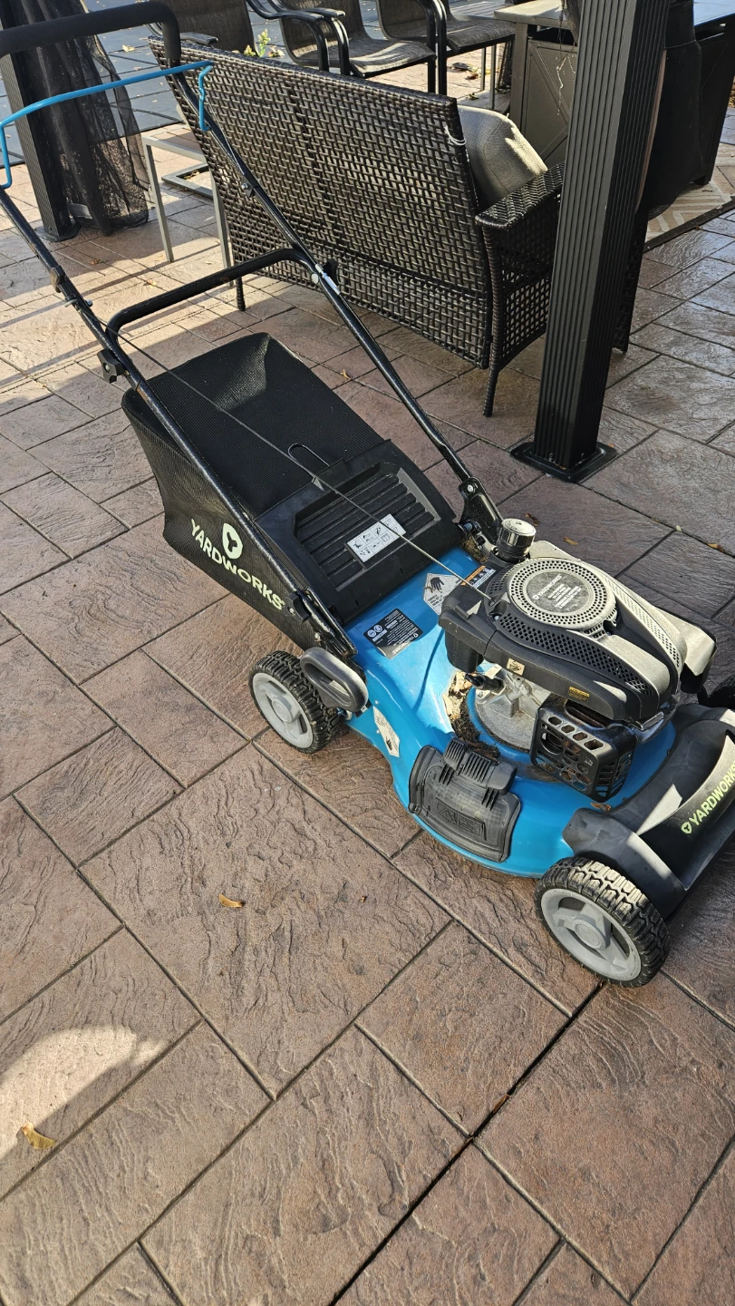 Yardworks Gas Lawn Mower - photo 2