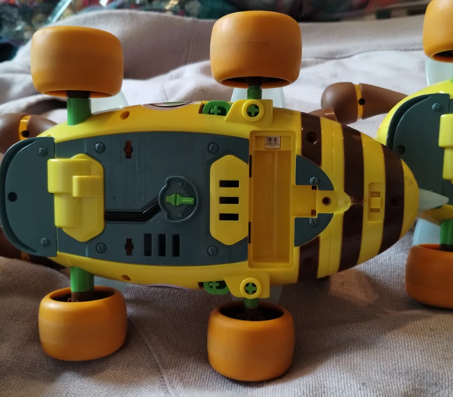 “2 x Yoshi Bee Racer Cars – One Lights Up, One Untested (As-Is)” image indicator(4)