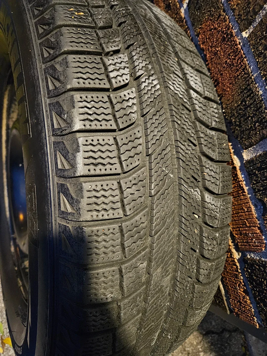 Honda CRV Winter Tires and rims 235/70R16 image indicator(3)