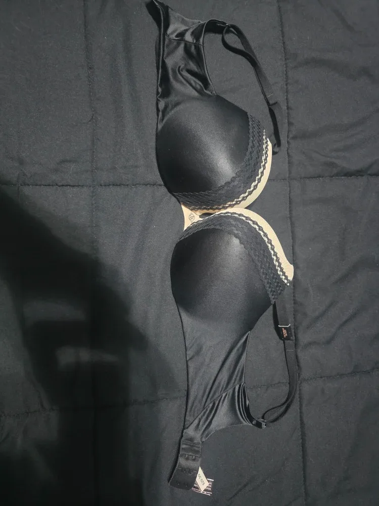 Victoria's Secret Black Push-Up Bra - 32D image indicator(6)