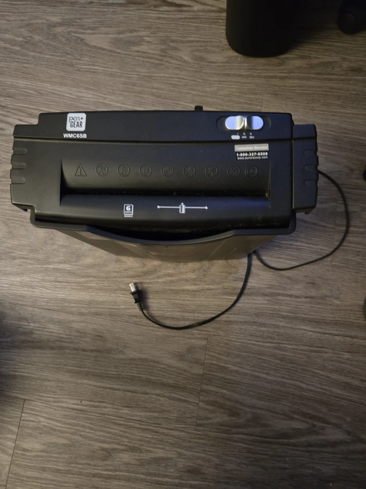 Moving sale: Gently Pen+Gear - WMC6SB Paper Shredder