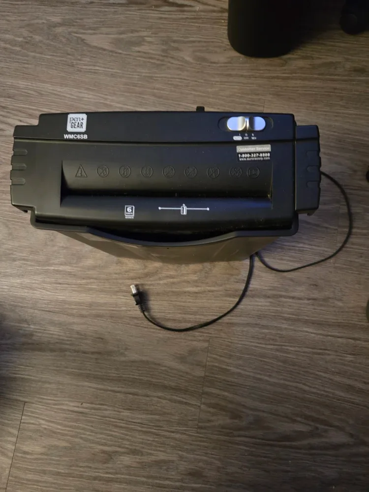 Moving sale: Gently Pen+Gear - WMC6SB Paper Shredder