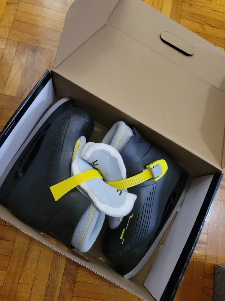 VIC lil pro ice skates - size Y12-13. Like new