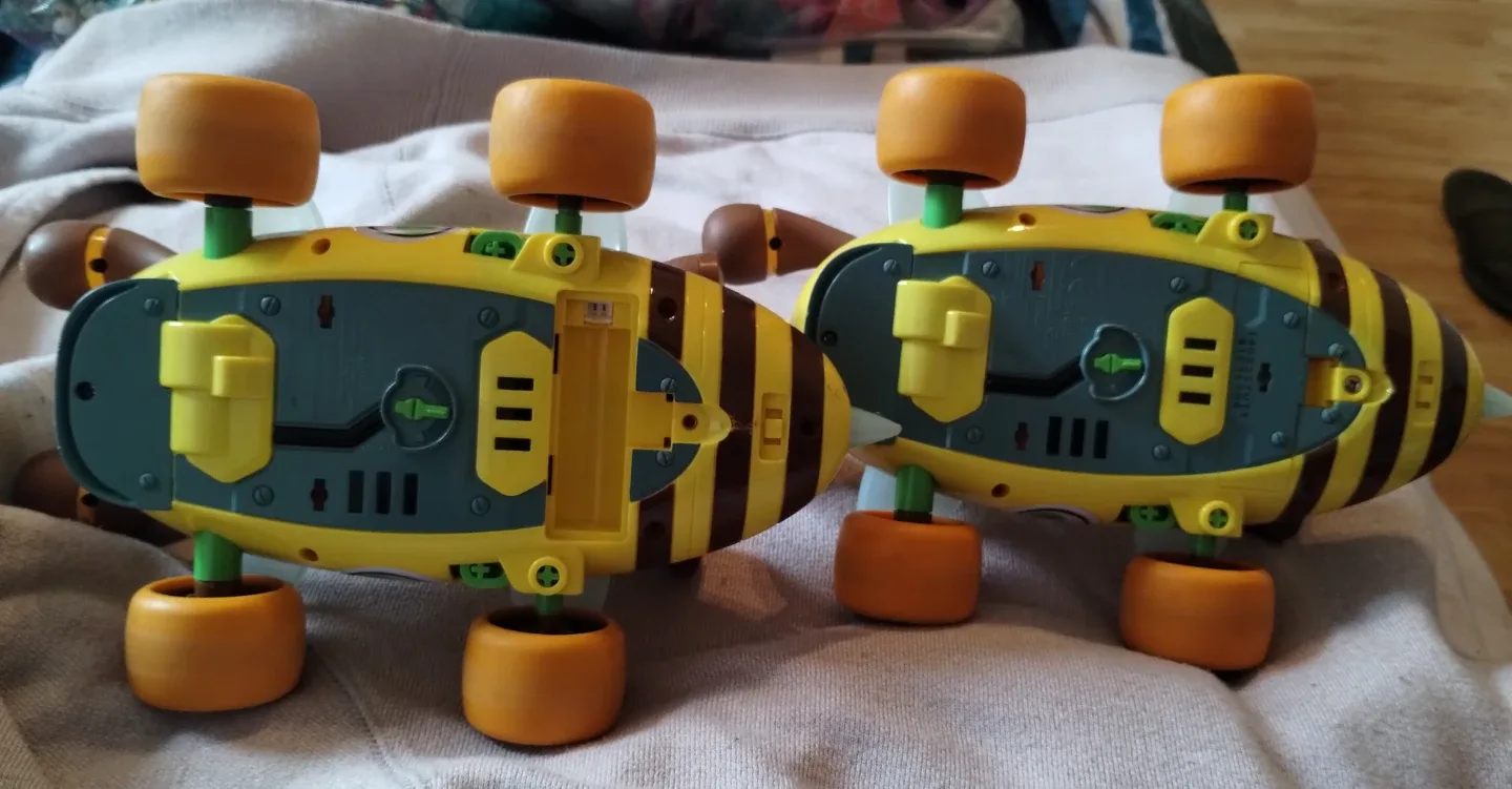 “2 x Yoshi Bee Racer Cars – One Lights Up, One Untested (As-Is)” image indicator(3)