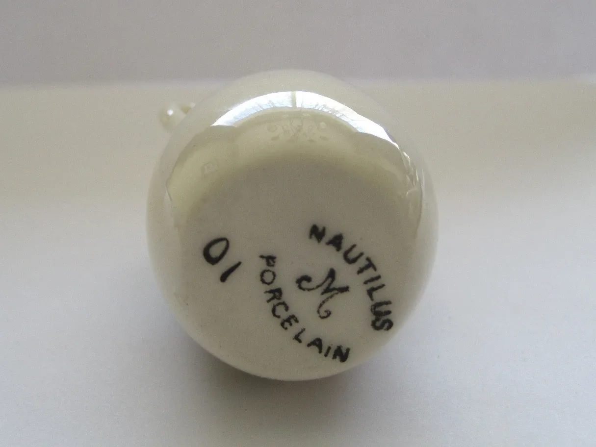 Nautilus Porcelain Kirkcaldy Miniature Vase image indicator(2)
