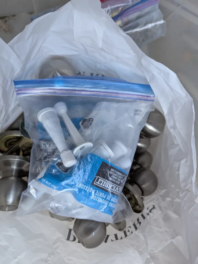 Free - 12 interior hollow core doors and hardware image indicator(5)