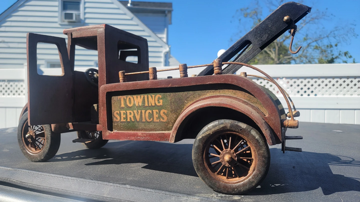 Vintage Style Tow Truck Decoration