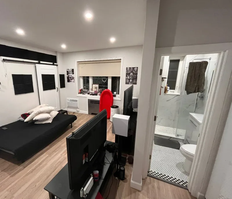 1-Bedroom Apartment Near Wellesley Station–January $1,950/month image indicator(2)