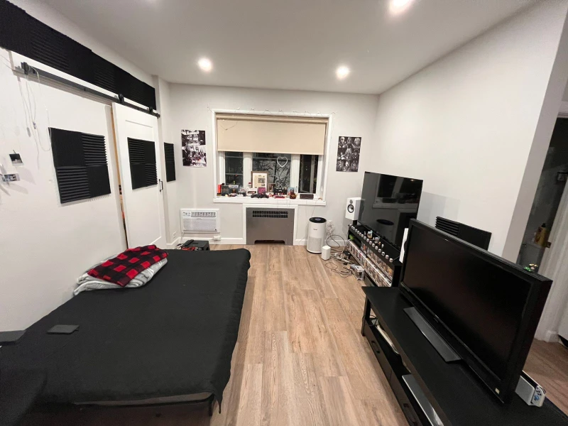 1-Bedroom Apartment Near Wellesley Station–January $1,950/month - photo 5