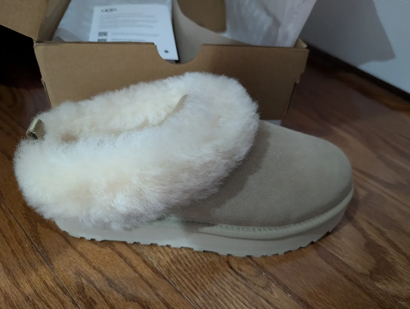 UGG Girls Tazzelle- Size 5 Girls Women 6.5-7 image indicator(3)