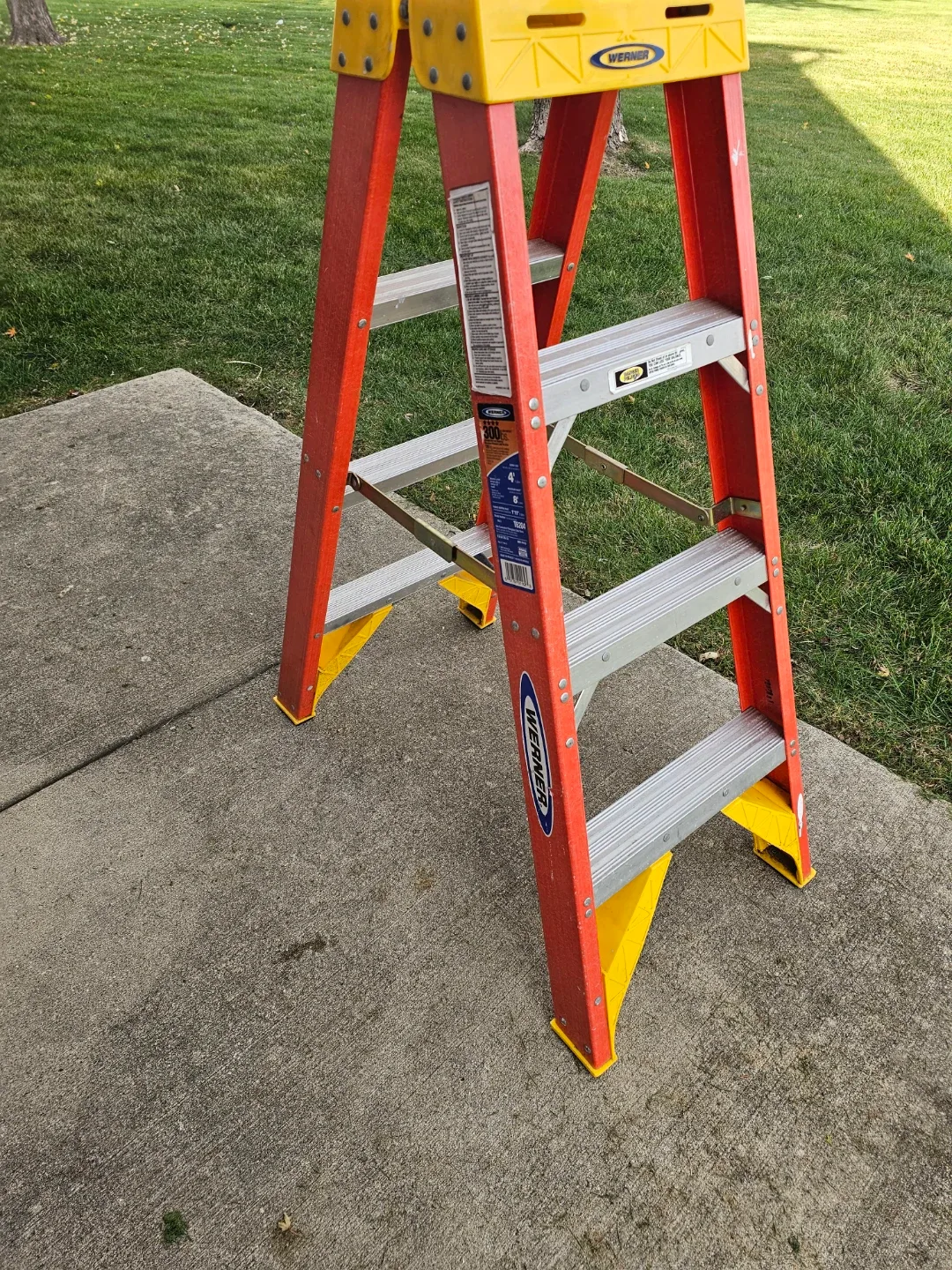 Werner 4ft Fiberglass Step Ladder - 300 lbs image indicator(2)