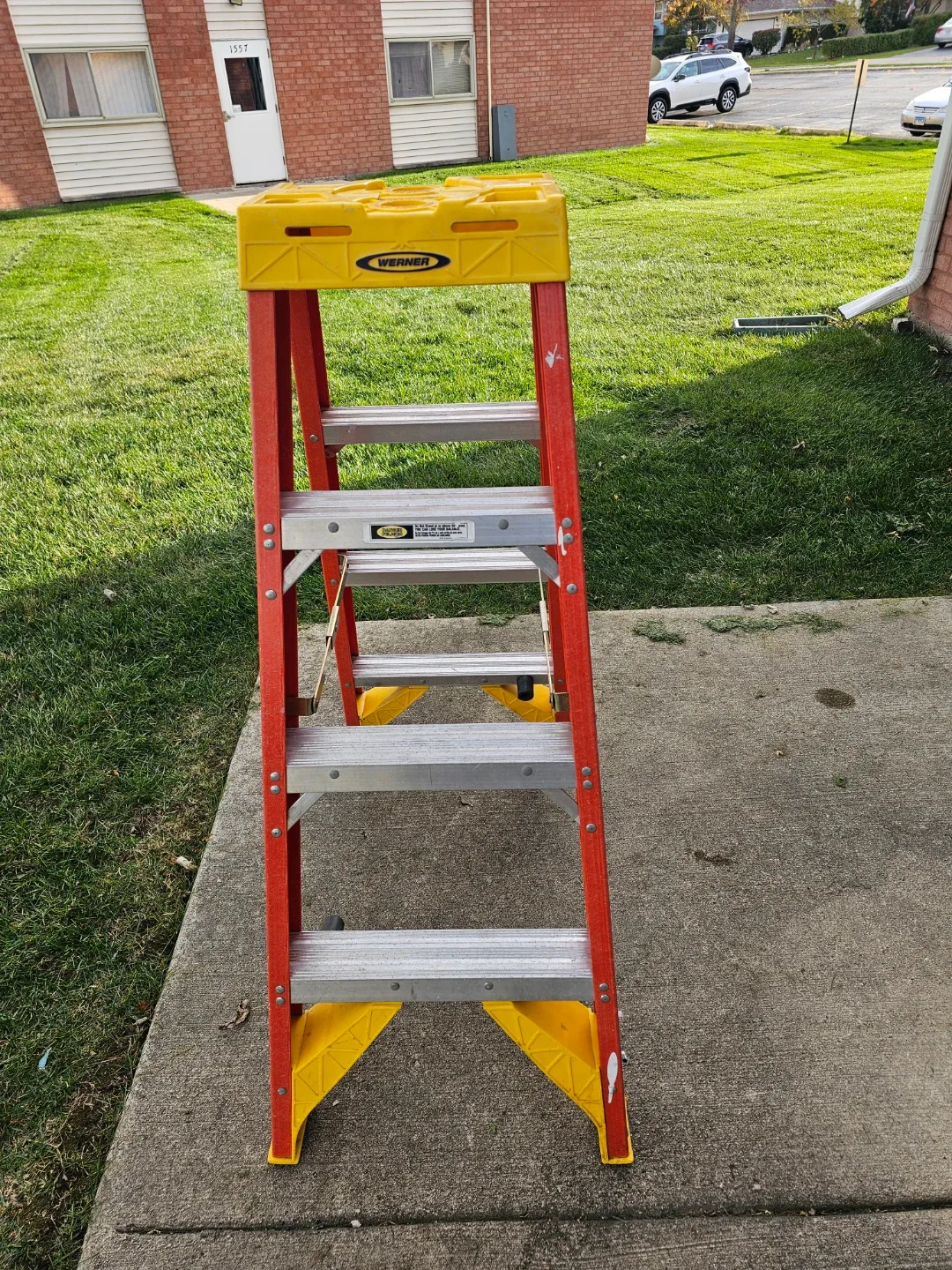 Werner 4ft Fiberglass Step Ladder - 300 lbs image indicator(8)
