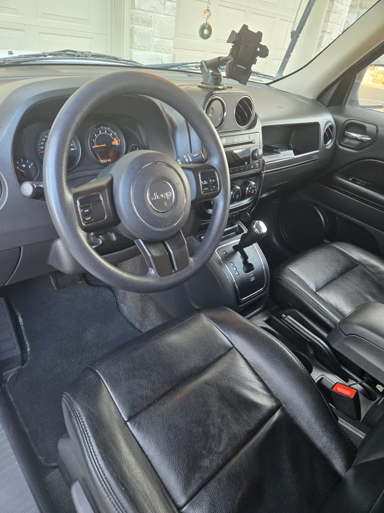 Jeep Patriot - White SUV image indicator(8)