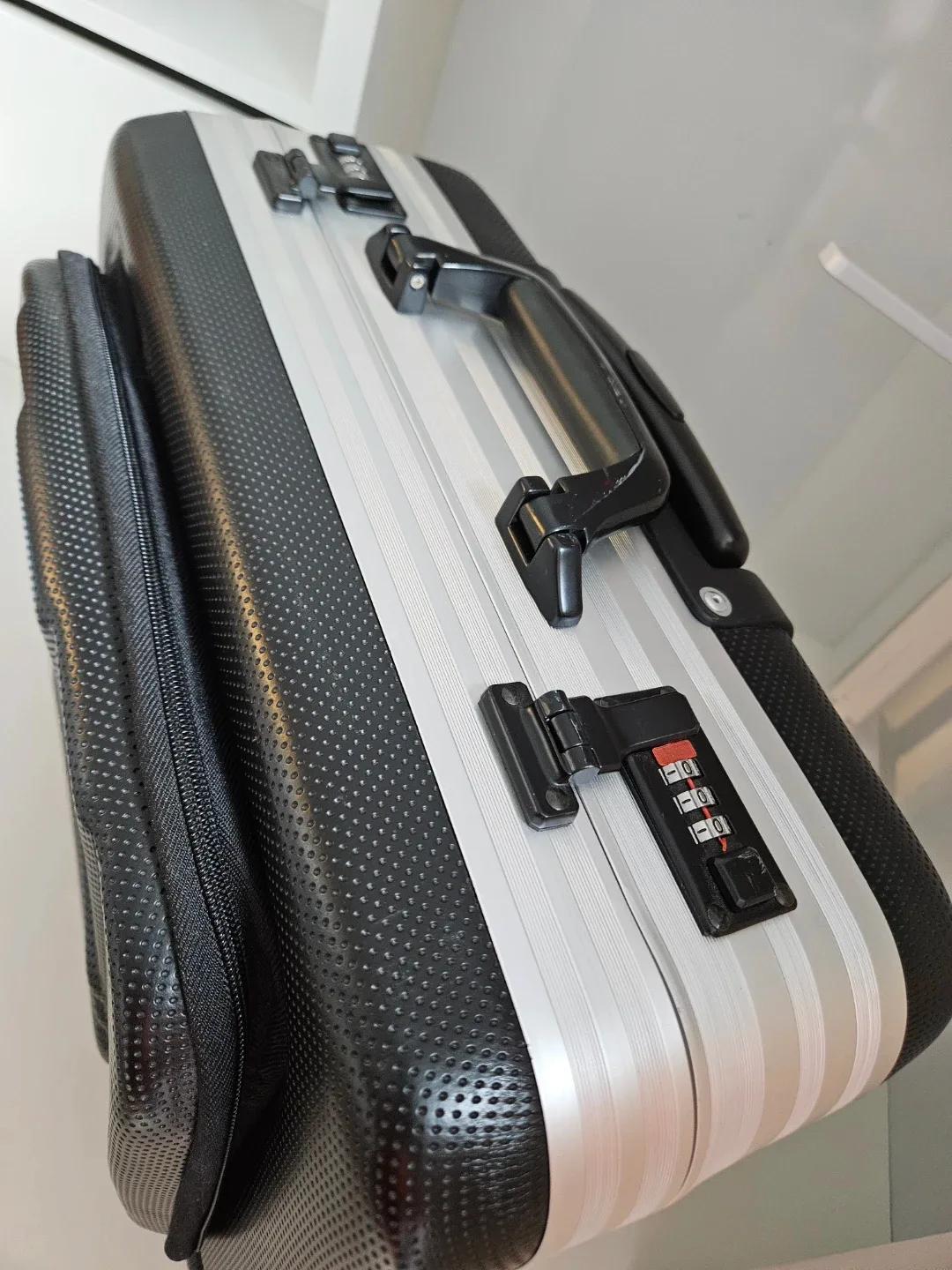 Lexus Rolling Suitcase - Black image indicator(3)