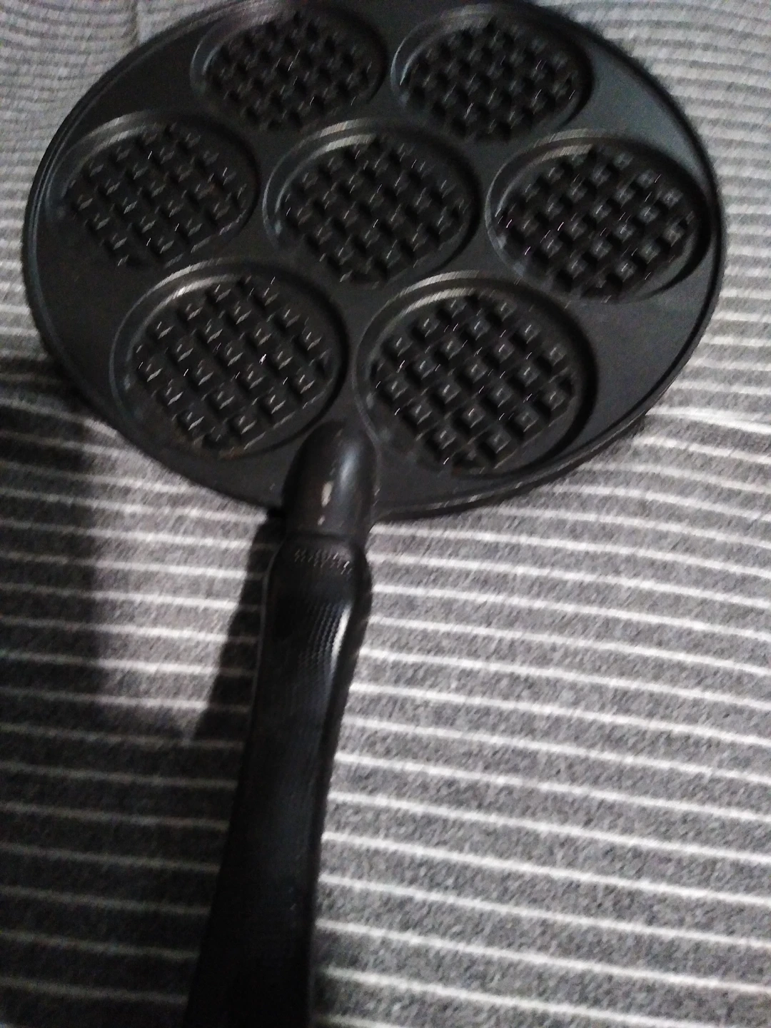 Waffle grill that makes seven small waffles very conveniently