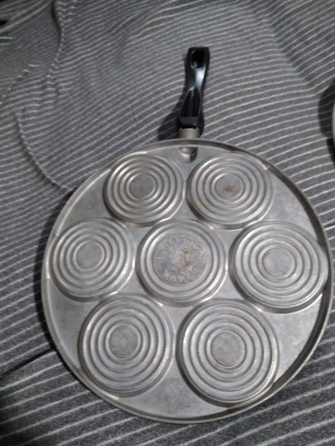 Waffle grill that makes seven small waffles very conveniently - photo 2
