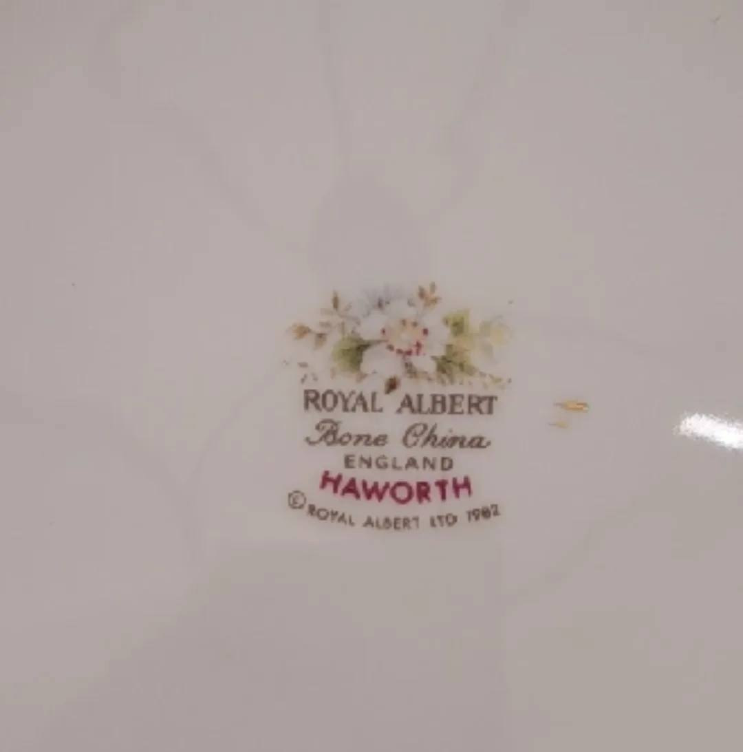 Vintage Royal Albert Bone China Floral Dinnerware Set image indicator(2)